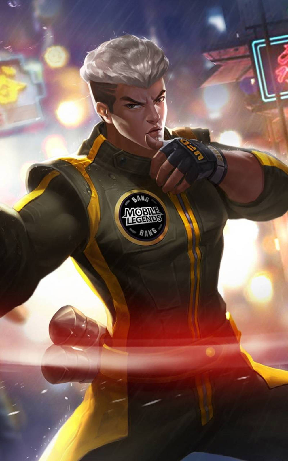 Kung Fu 桌布 壁紙 — 一位銀髮戰士身穿黑黃色Mobile Legends外套，在霓虹燈光下的都市背景中擺出強而有力的姿勢。