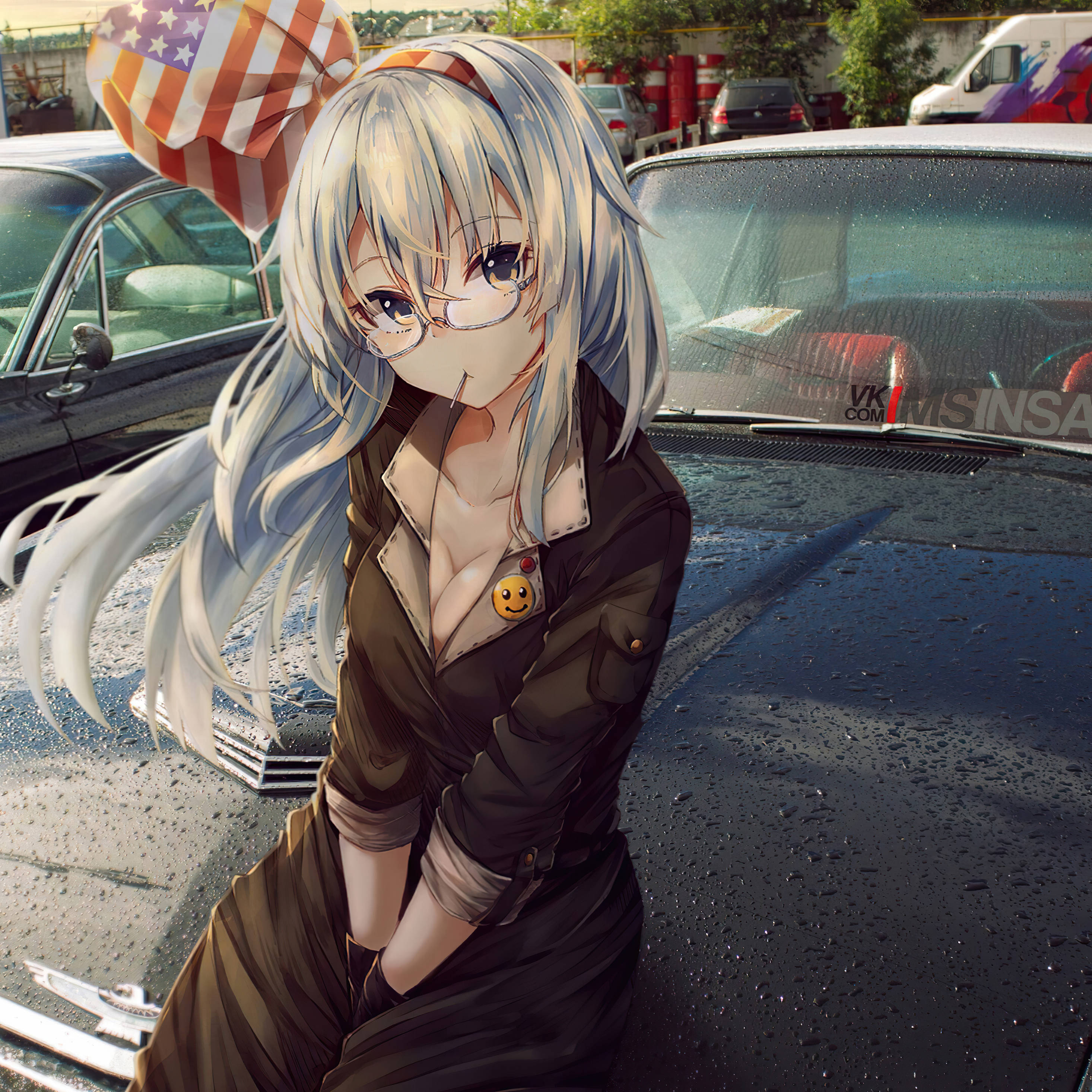 Cool Anime Girl 桌布 壁紙 — 一位銀髮戴眼鏡、繫著美國國旗蝴蝶結的動漫女孩，在陽光明媚的城市空地中靠在一輛濕漉漉的復古車上。