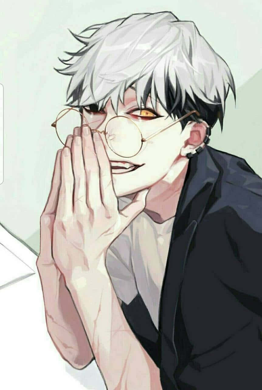 壞男孩 桌布 壁紙 — 一位銀髮琥珀色眼睛、戴著圓框眼鏡的動漫男孩微笑著，雙手靠近臉龐。