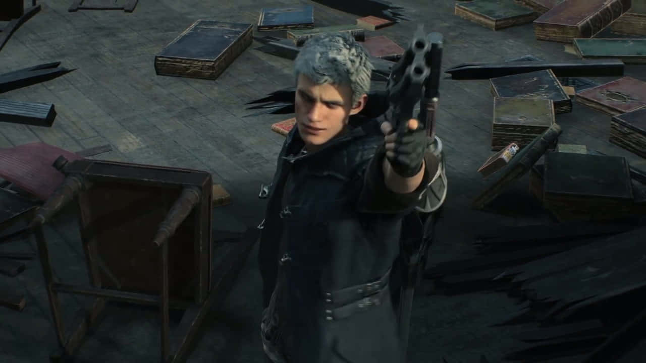 Devil May Cry Characters 桌布 壁紙 — 一位銀髮男子身穿深色外套，在散落的書籍和破損的家具中，用左輪手槍瞄準觀眾。