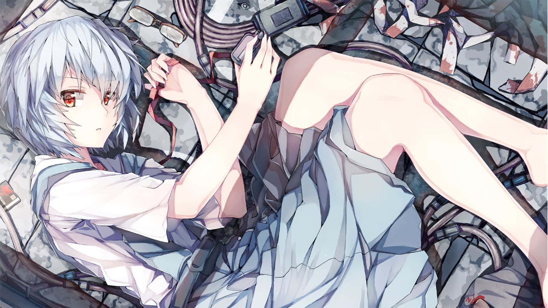 rei ayanami 桌布 壁紙 — 一位銀髮紅眼嘅動畫女孩躺喺破碎嘅房間入面，周圍係爛咗嘅科技同電線。