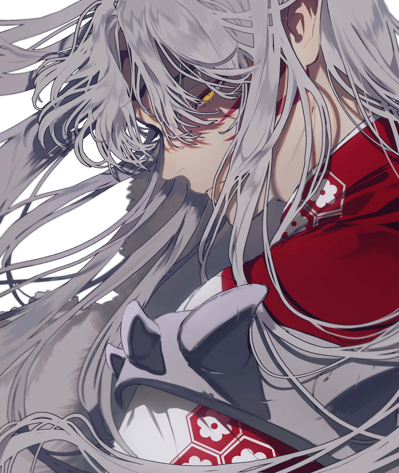 Inuyasha Yokai 桌布 壁紙 — 一位銀髮紅眼的動漫女孩，身穿帶有白色花卉圖案的紅色和服，頭髮飄逸，目光向下。