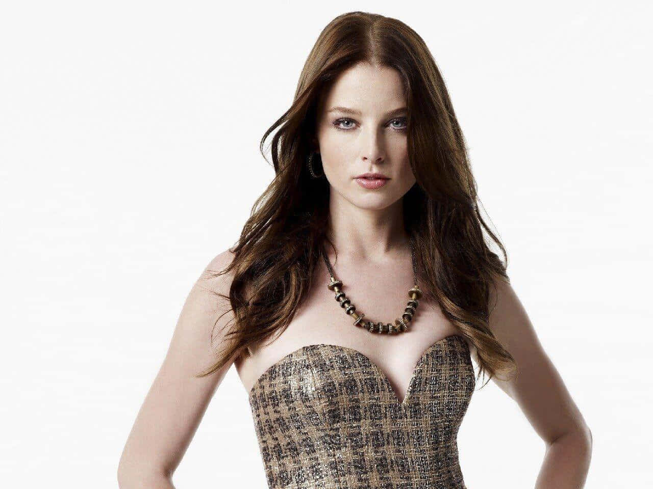 rachel nichols 桌布 壁紙 — 一位長棕髮女性穿著質感無肩帶連衣裙和珠鏈，背景為純白色。