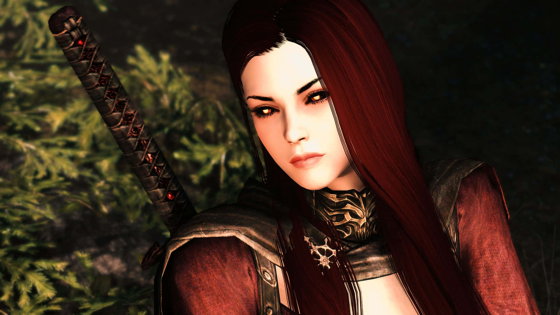 Skyrim Serana 桌布 壁紙 — 一位長紅髮的兇猛女戰士在模糊的森林背景下握著一把武士刀。