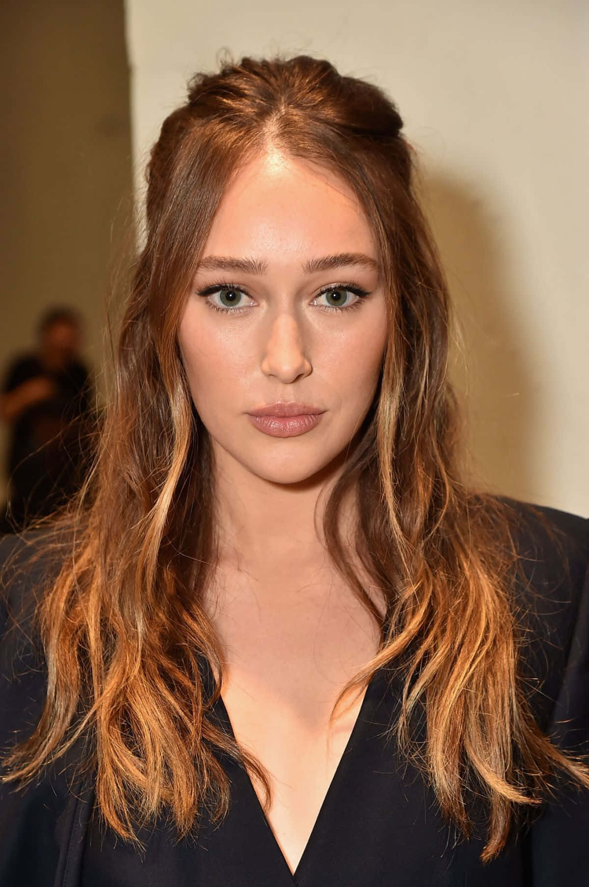 alycia debnam carey 桌布 壁紙 — 一位長著棕色波浪長髮和綠色眼睛的女性穿著黑色上衣的特寫肖像。