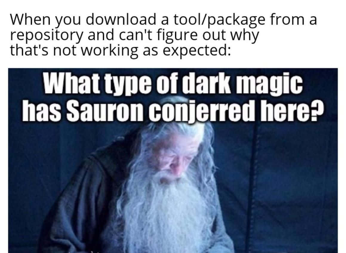 Technology Humor Memes 桌布 壁紙 — 一位長著白色長鬍鬚的年長巫師看起來很沮喪，文字詢問是什麼黑魔法導致了軟體問題。