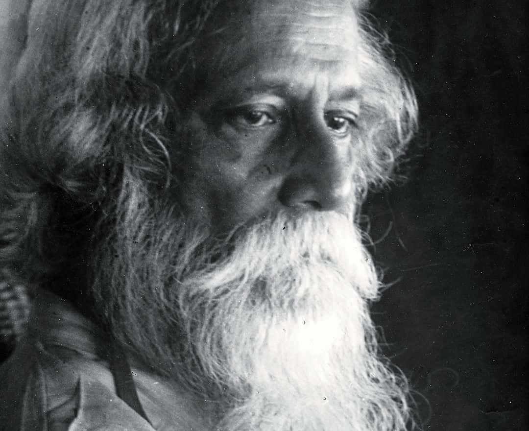  壁紙 — 一位長著飄逸白鬍鬚、眼神銳利的老年男士的黑白特寫肖像。