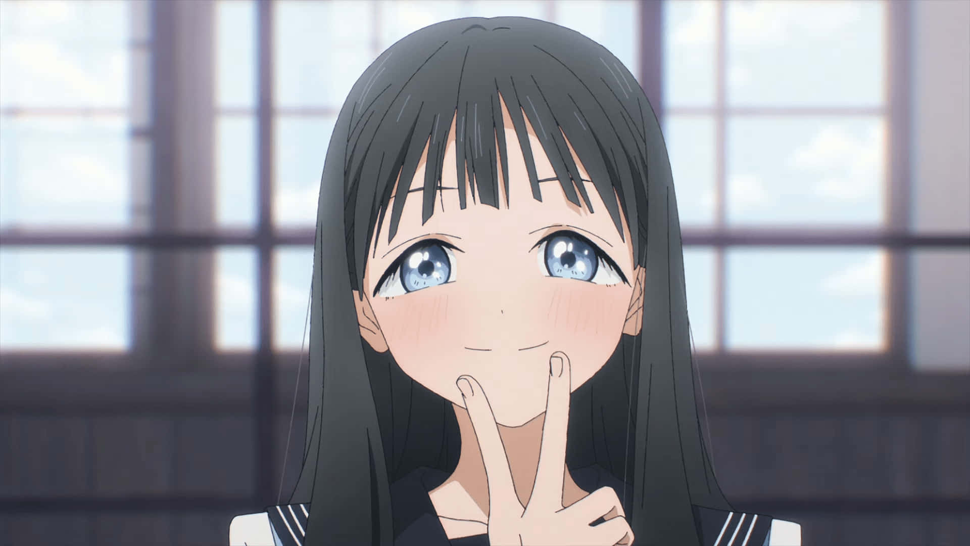 Sumire Kanou 桌布 壁紙 — 一位長著黑色長髮和明亮藍眼睛的開朗動漫女孩在窗邊比出和平手勢。