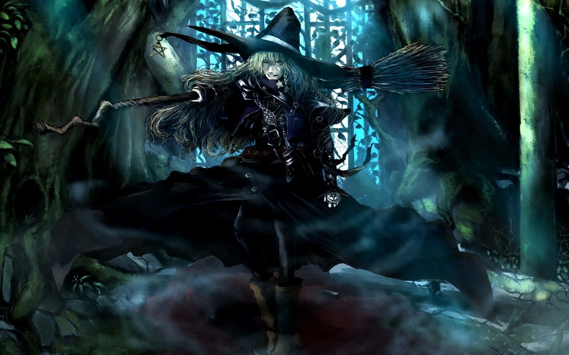 Witchy 桌布 壁紙 — 一位長髮戴寬邊帽的黑暗女巫在夜間騎著掃帚穿過迷霧籠罩、陰森詭異的森林。