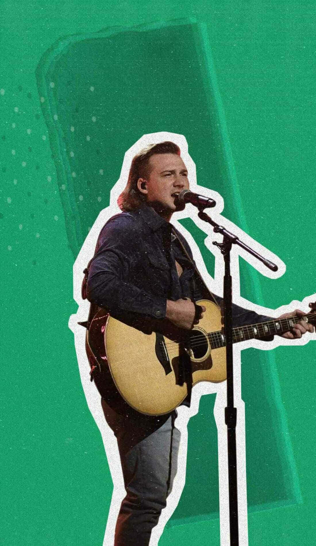 Morgan Wallen 桌布 壁紙 — 一位長髮男歌手彈奏木結他，對著咪高峰唱歌，背景是充滿活力的綠色配上白色圓點。
