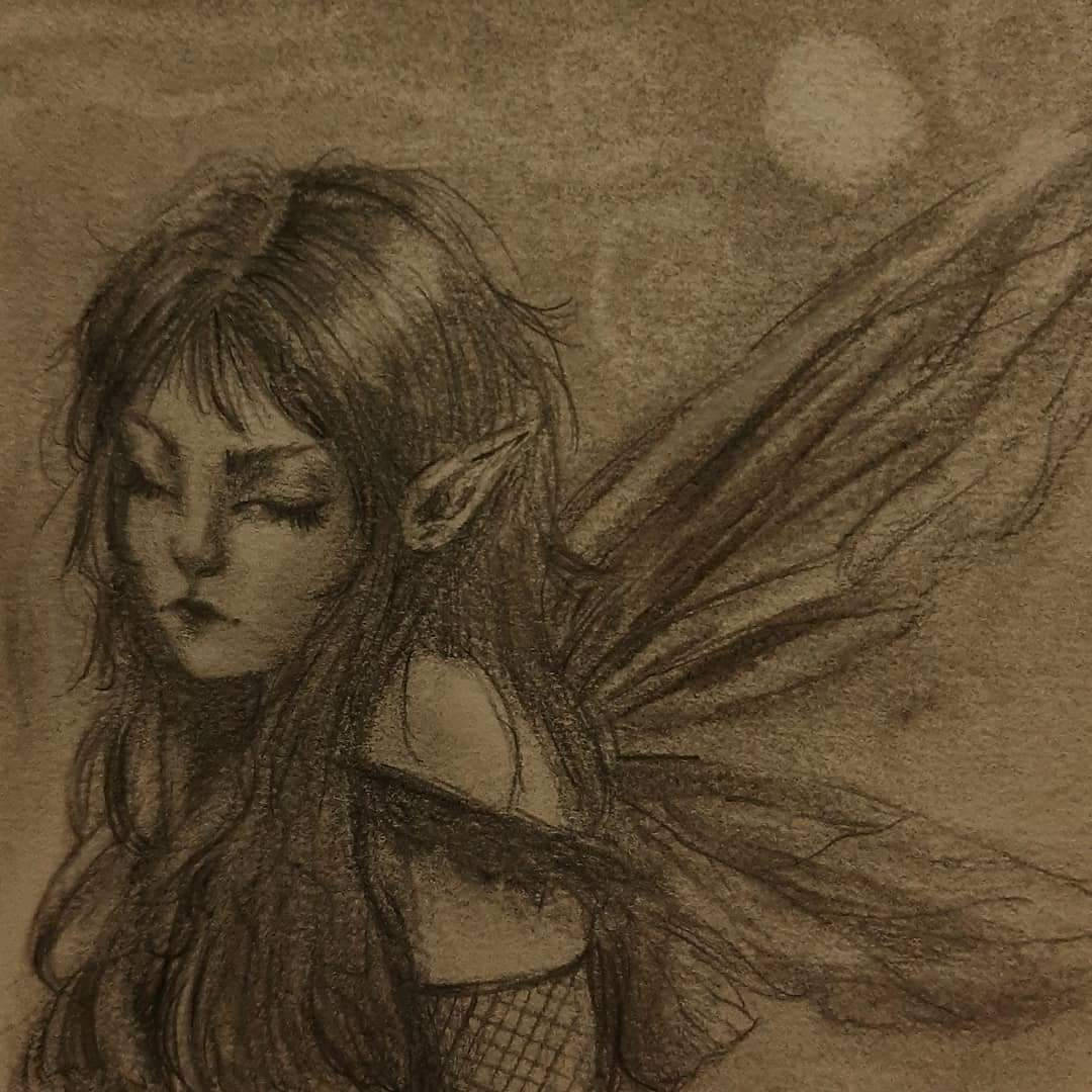 Grunge Aesthetic 桌布 壁紙 — 一位長髮飄逸、翅膀精緻的憂鬱仙子，在柔和的炭筆素描中低頭凝視。