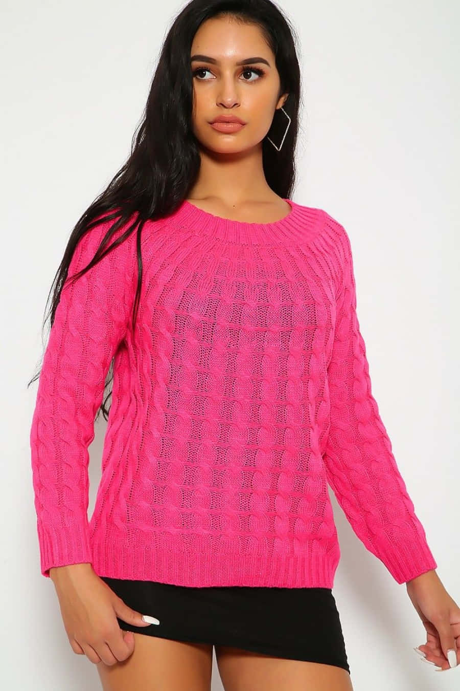Pink Sweater 桌布 壁紙 — 一位長黑髮的女性在純白背景前穿著亮粉紅色絞花針織毛衣和黑色裙子。
