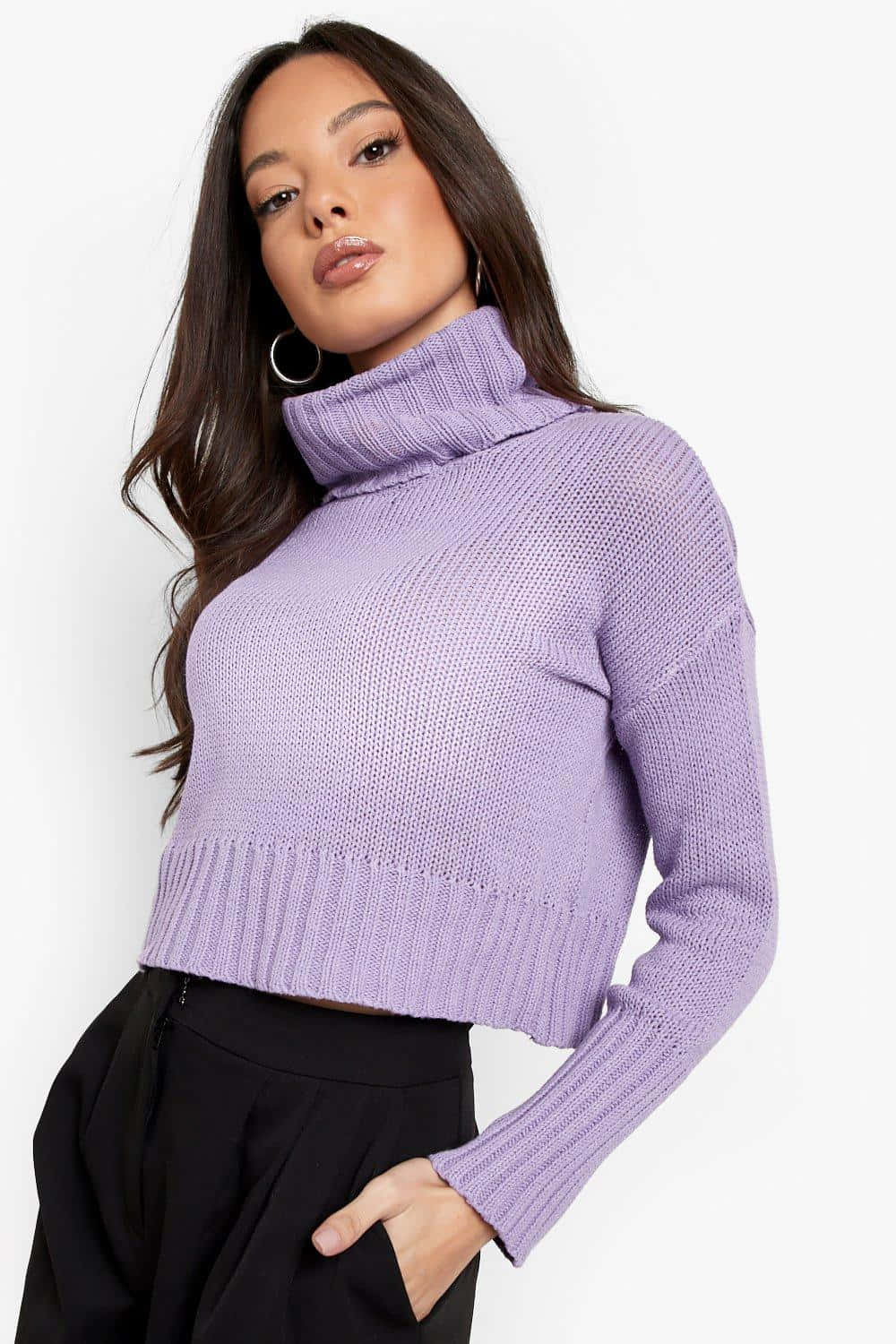 Purple Turtle-neck Sweater 桌布 壁紙 — 一位長黑髮的女性穿著淡紫色短款高領毛衣和黑色褲子，背景是純白色。