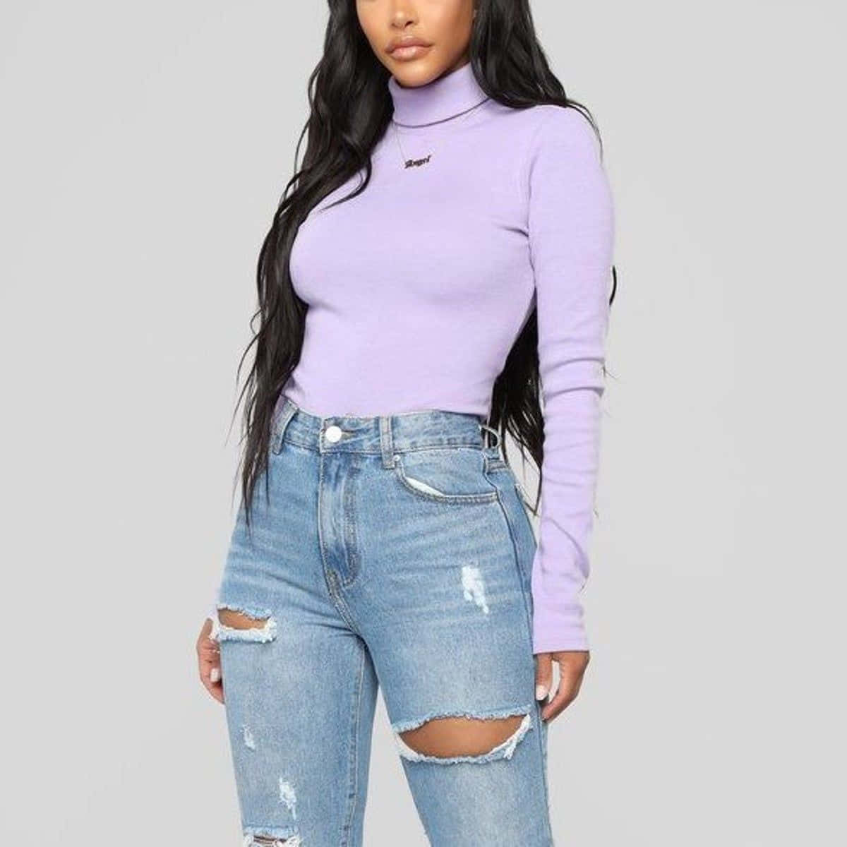 Purple Turtle-neck Sweater 桌布 壁紙 — 一位長黑髮的女性穿著薰衣草色高領毛衣和破洞藍色牛仔褲，背景是純灰色。