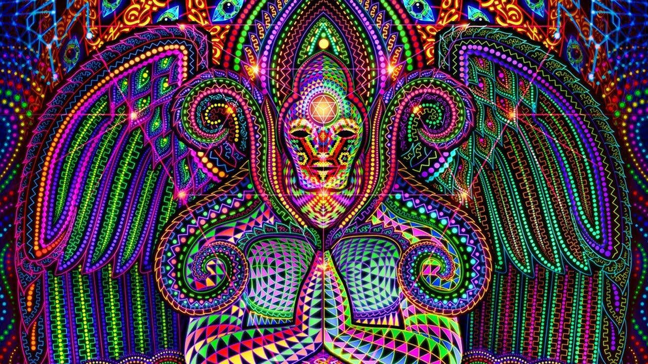 Indian 桌布 壁紙 — 一位閃耀的迷幻神祇，擁有發光的翅膀和霓虹色調中複雜的幾何圖案。