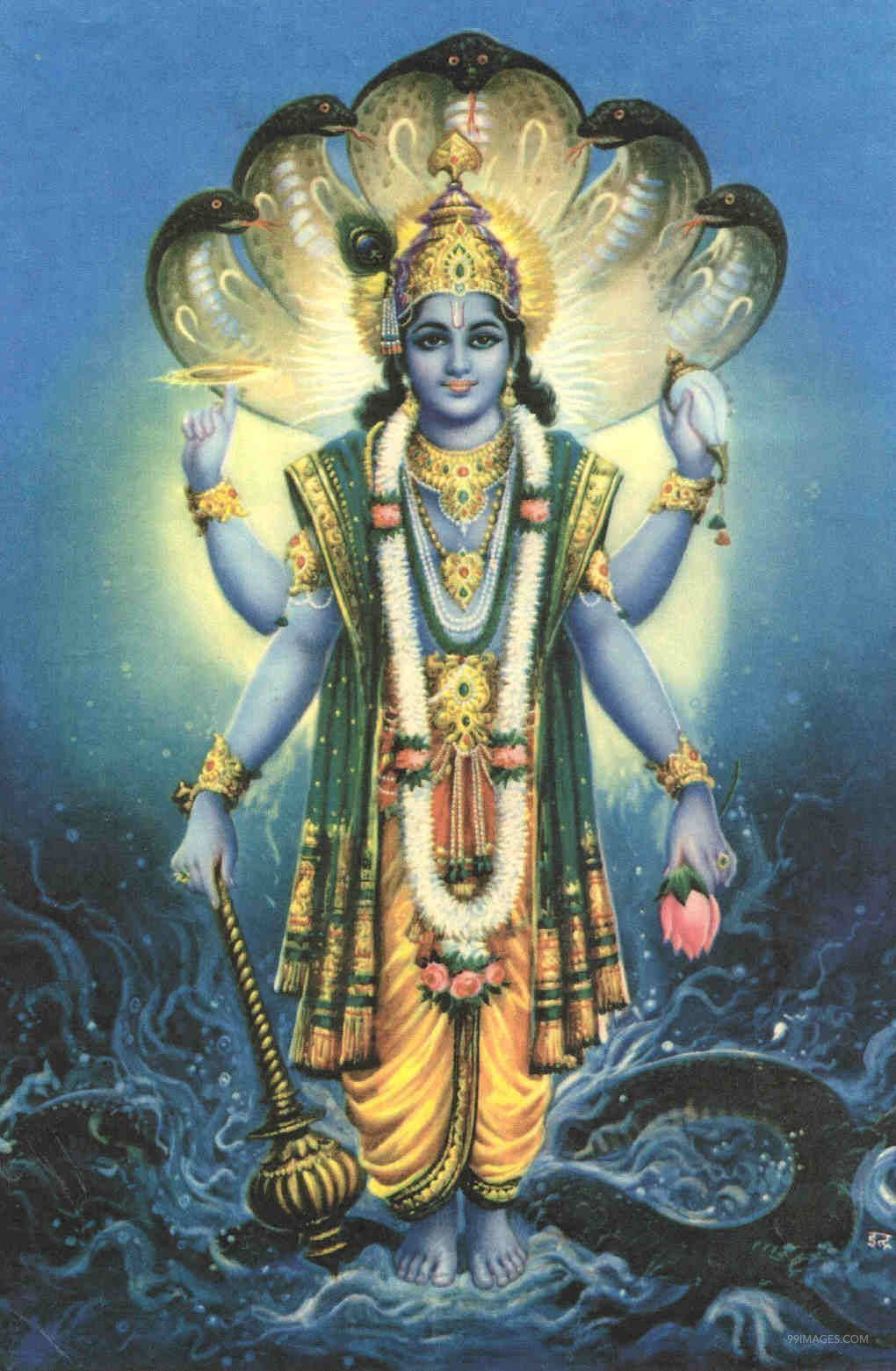 Vishnu 桌布 壁紙 — 一位閃耀藍皮膚、多臂並帶有眼鏡蛇 hood 的印度教神祇，站在漩渦水面上手持神聖物品。