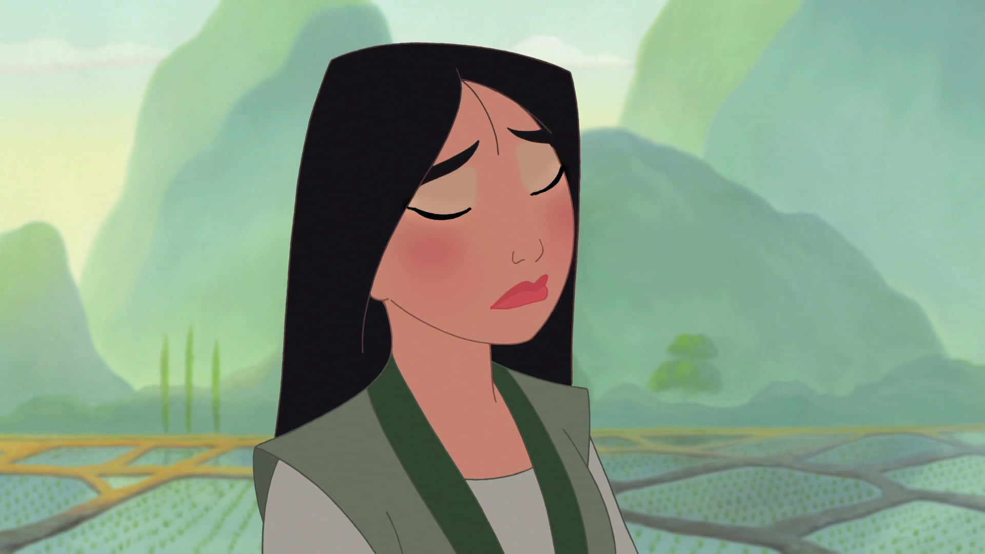 Mulan 桌布 壁紙 — 一位閉著眼睛的寧靜動畫女性站在霧氣繚繞的綠色山脈和梯田前。