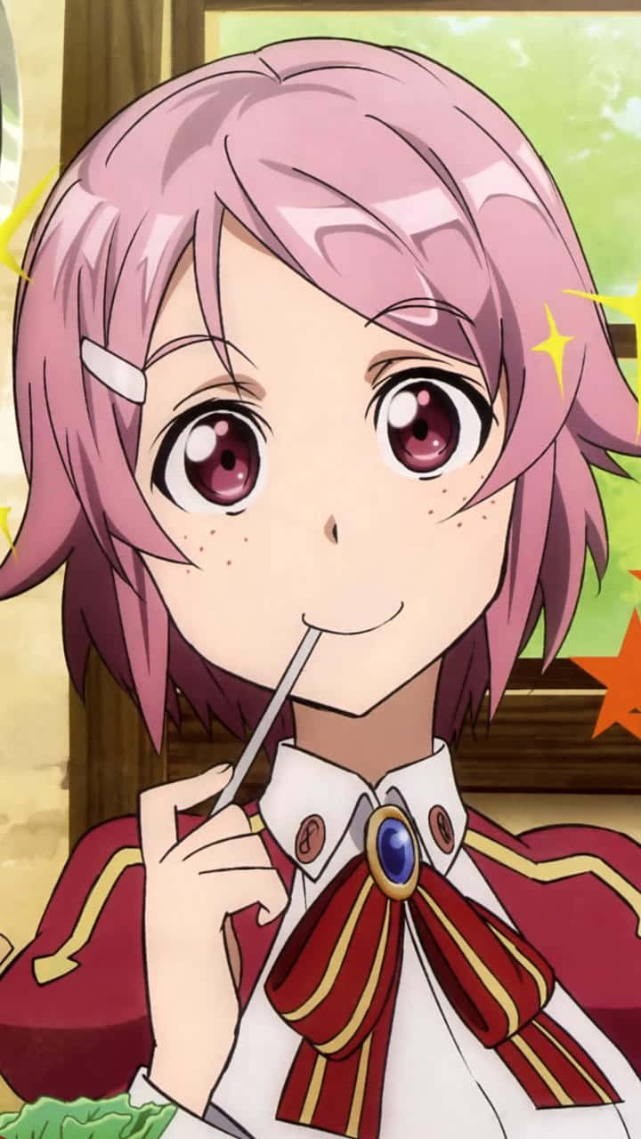 Sword Art Online Lisbeth 桌布 壁紙 — 一位開心的動漫女孩，粉紅色頭髮和紫色眼睛，微笑著將吸管靠近嘴唇。