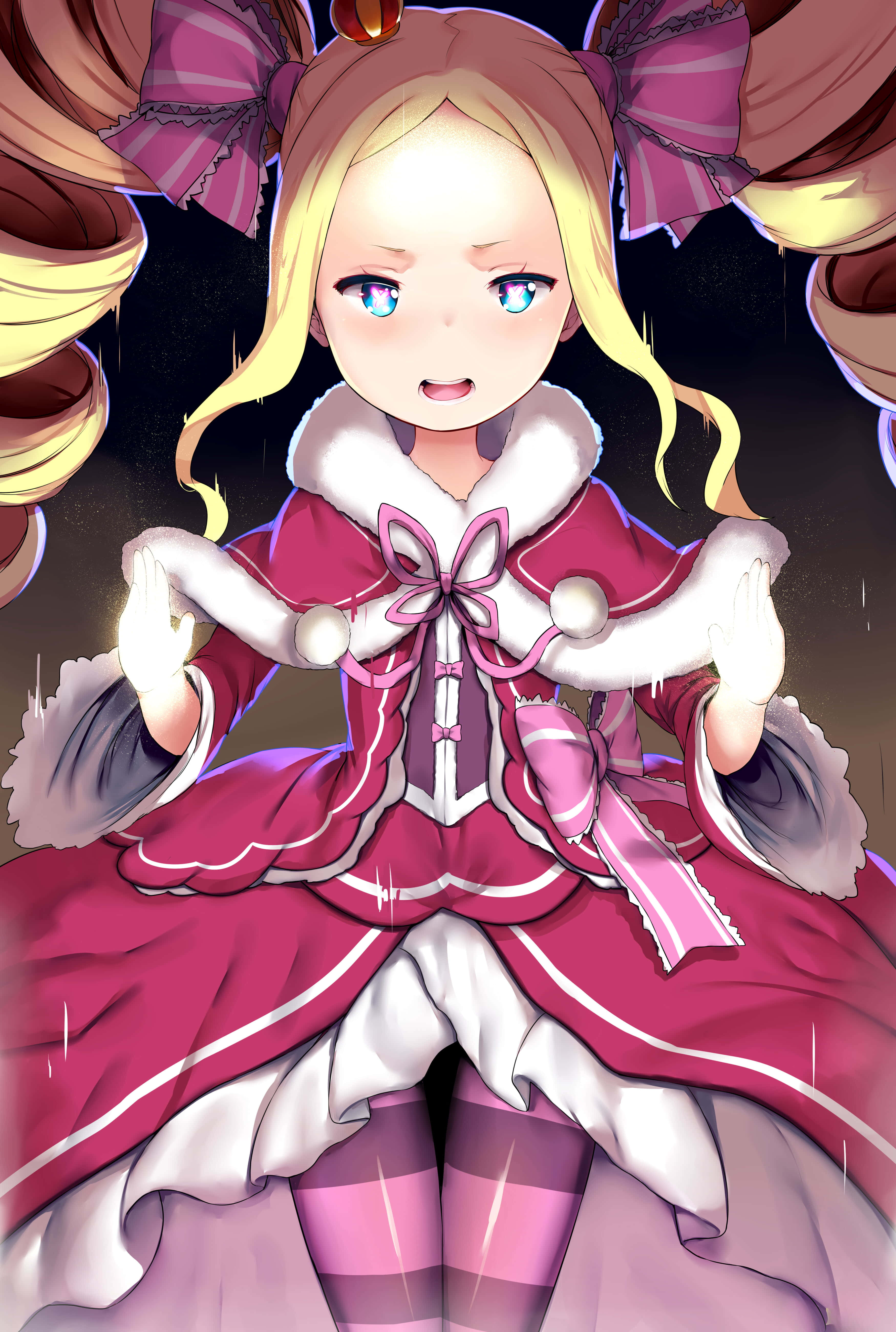 Re Zero Beatrice 桌布 壁紙 — 一位開心的動漫女孩，金色雙馬尾和藍色眼睛，穿著帶白色毛邊的粉紅色冬季外套和條紋襪子，站在飄落的雪中。