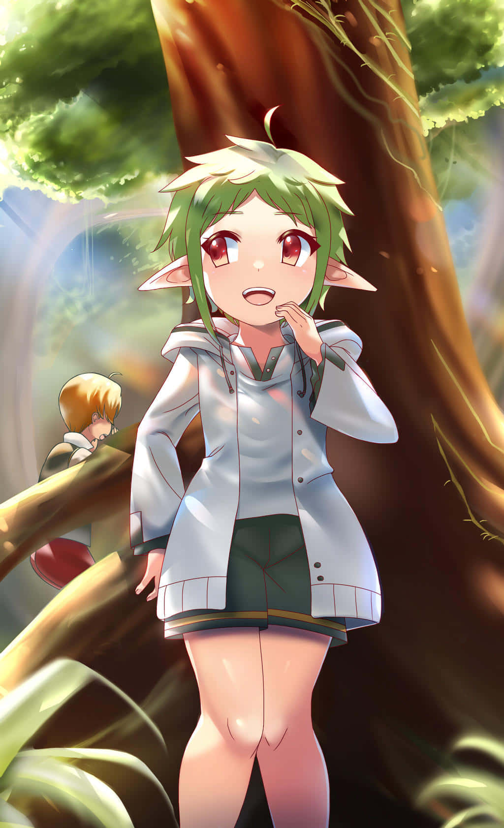 Mushoku Tensei 桌布 壁紙 — 一位開心的動漫精靈女孩，綠色頭髮和紅色眼睛，站在陽光明媚的森林中，微笑著觸摸下巴。