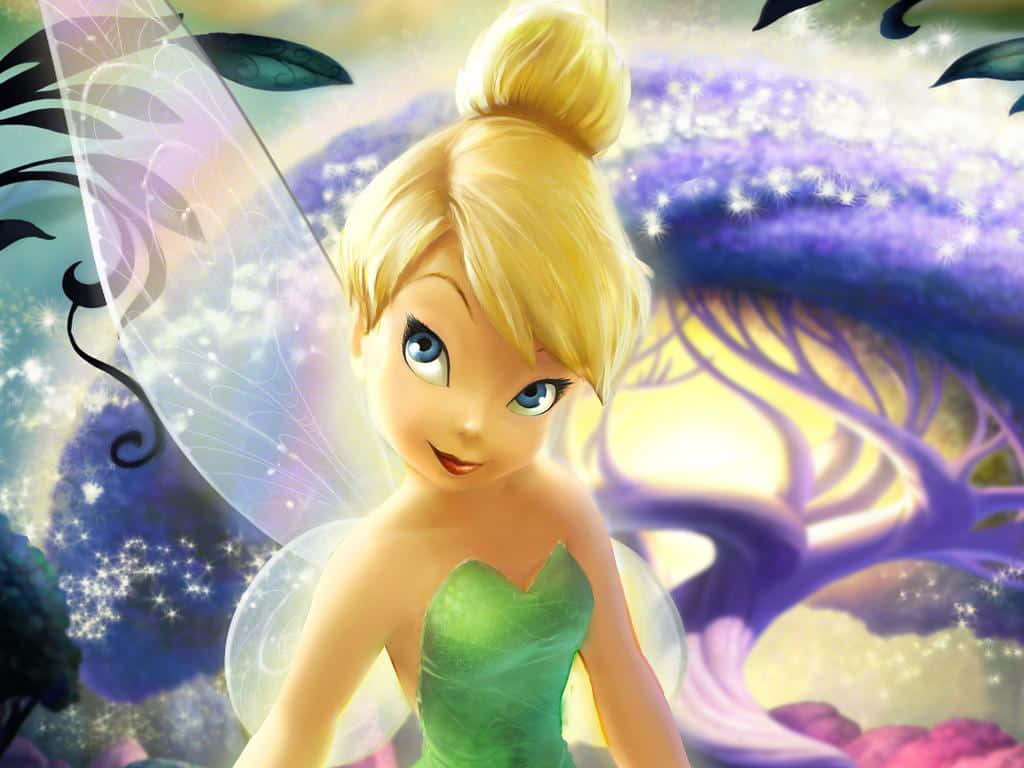 Cute Fairy 桌布 壁紙 — 一位開心的動畫仙子，金髮和半透明翅膀，在閃爍著紫色和金色光芒的魔法森林中微笑。