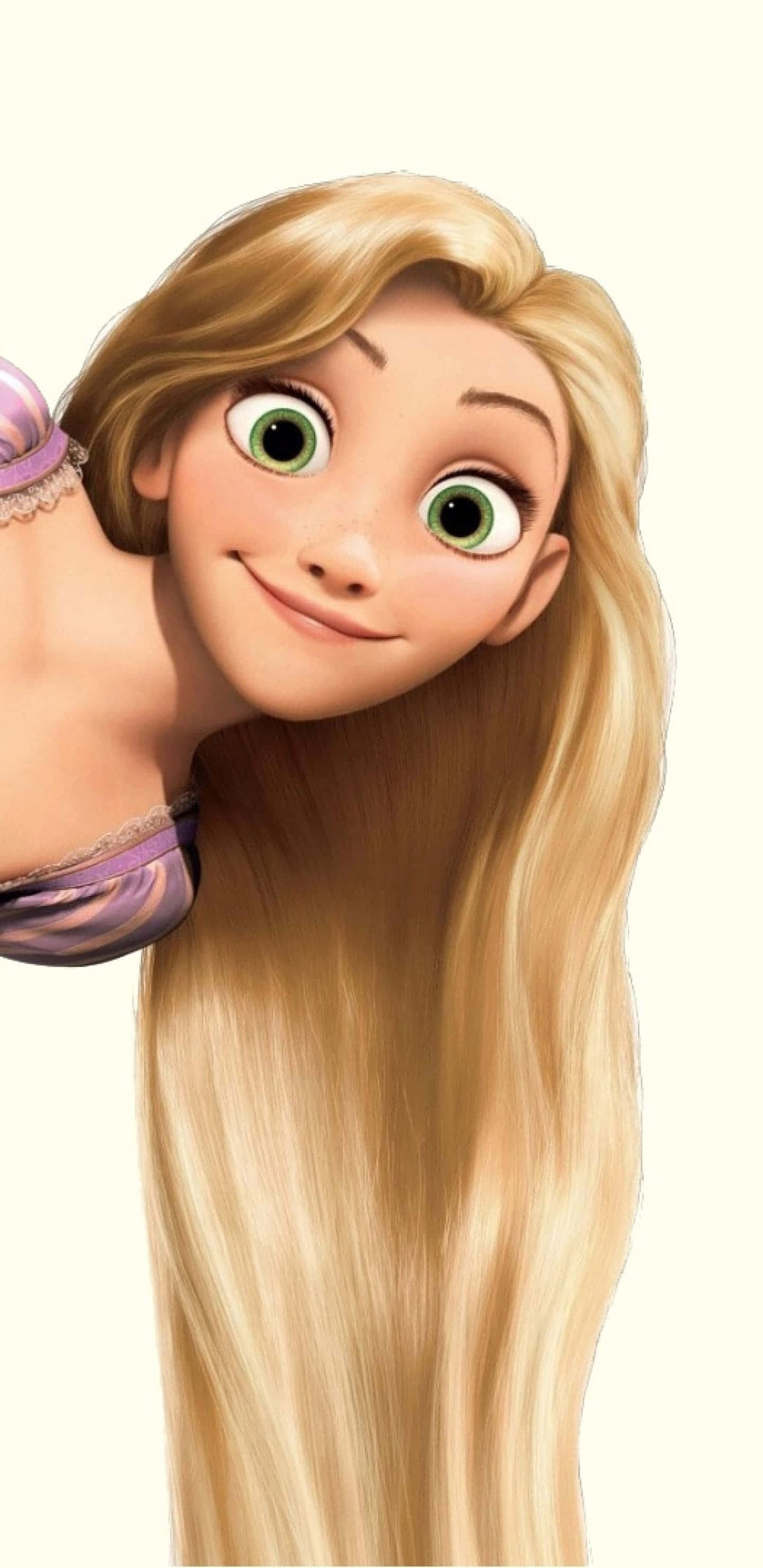 Rapunzel 桌布 壁紙 — 一位開心的動畫公主，擁有金色長髮和明亮的綠色眼睛，在柔和的奶油色背景上頑皮地微笑。