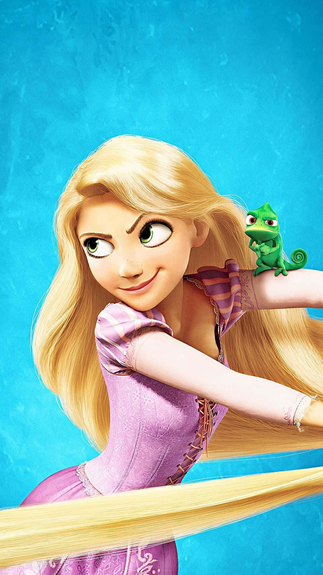 Aesthetic Disney 桌布 壁紙 — 一位開心的動畫公主，長長的金髮，微笑著，一隻綠色變色龍棲息在她的肩膀上，背景是鮮豔的藍色。