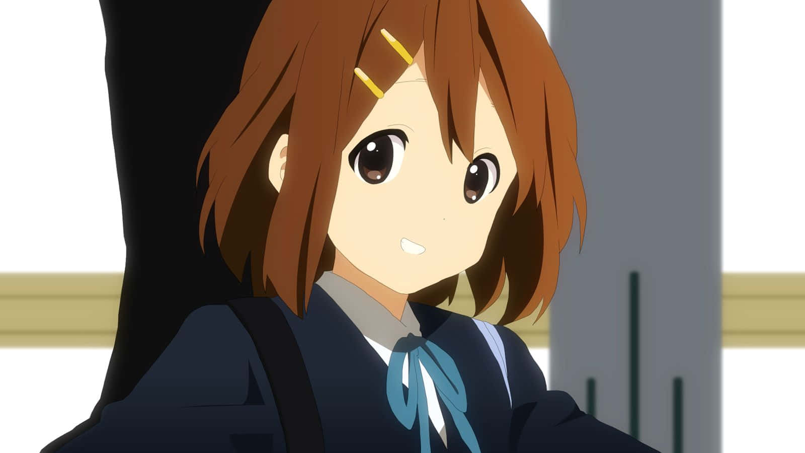 yui hirasawa 桌布 壁紙 — 一位開心的動畫女孩，棕色頭髮和黃色髮夾，穿著帶有藍色蝴蝶結的校服微笑。