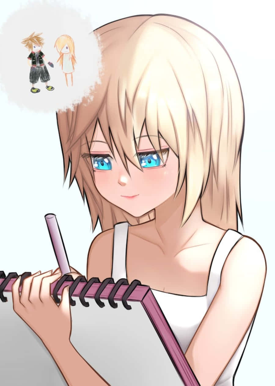 Kingdom Hearts Namine 桌布 壁紙 — 一位開心的動畫女孩，金髮藍眼，微笑著拿著一本紫色素描本，上面有一個顯示兩個Q版角色的對話氣泡。