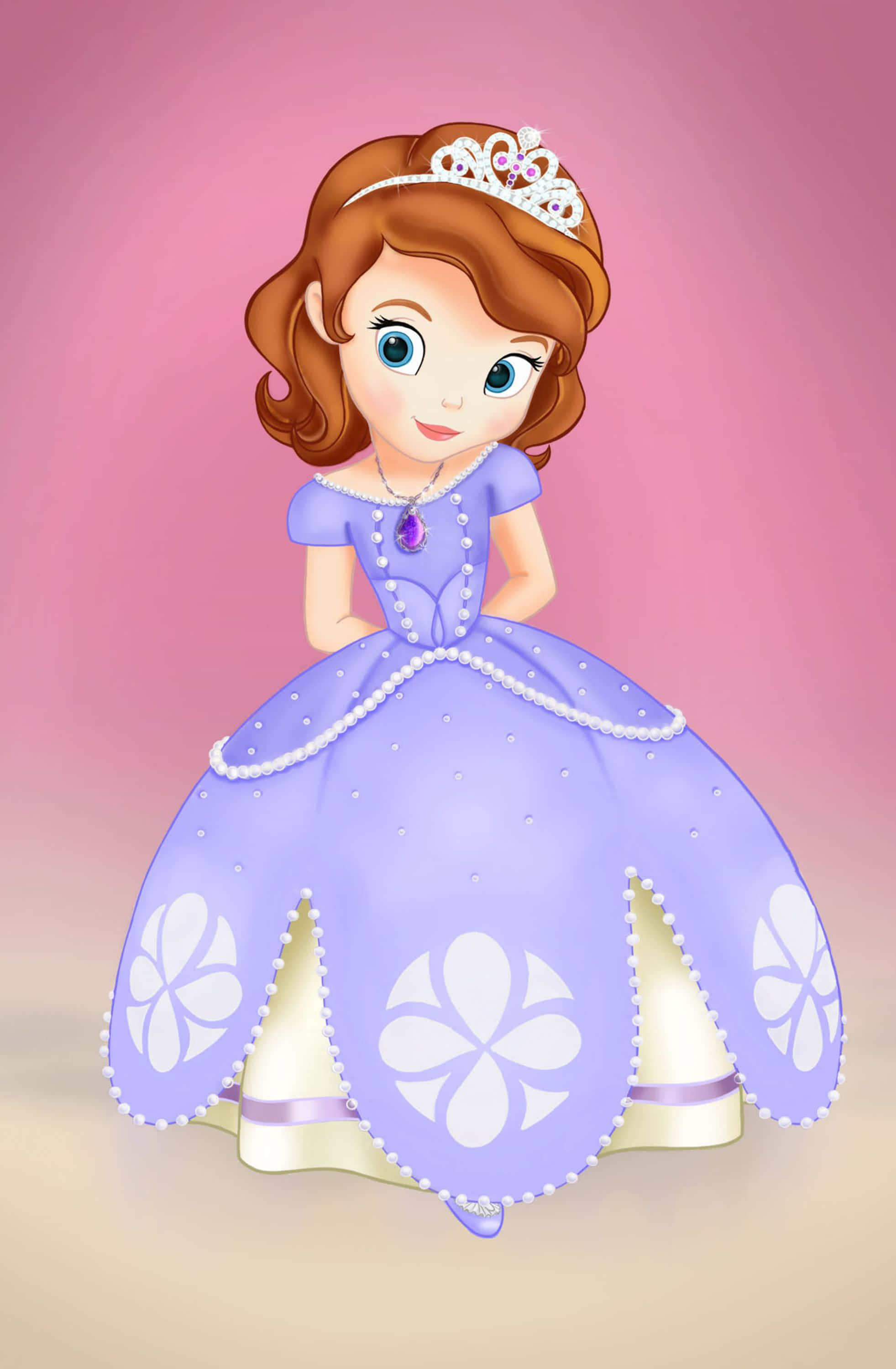 Sofia The First 桌布 壁紙 — 一位開心的卡通公主，棕色頭髮，藍色眼睛，穿著帶有白色花卉圖案的紫色長袍，戴著皇冠，背景是柔和的粉紅色。