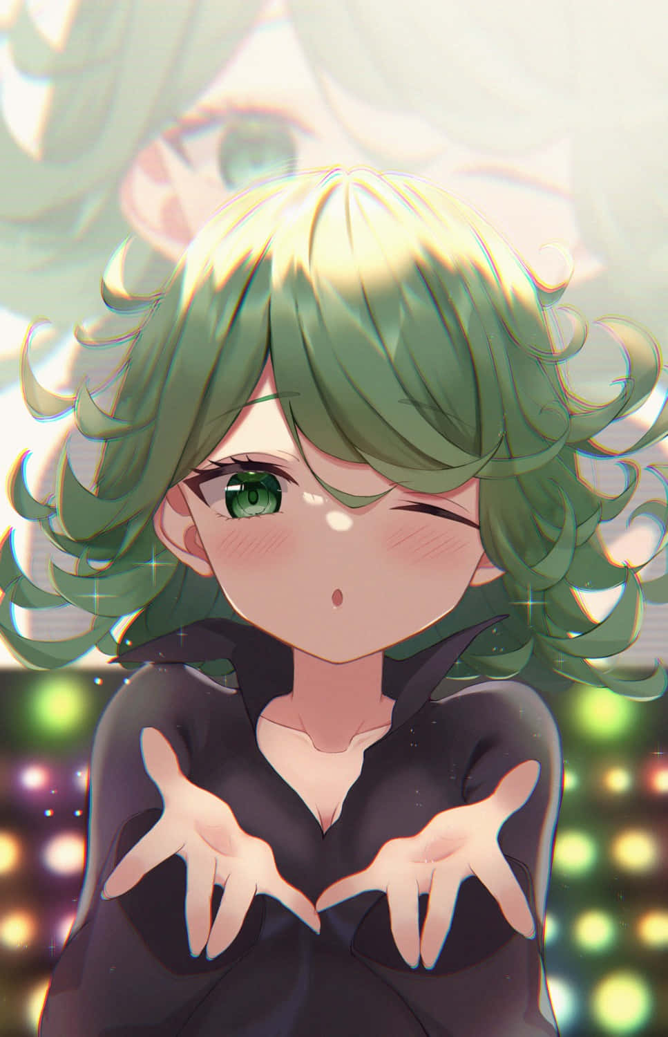 Tatsumaki 桌布 壁紙 — 一位開朗的動漫女孩，擁有綠色頭髮和眼睛，穿著黑色上衣，在發光散景背景前俏皮地眨眼。