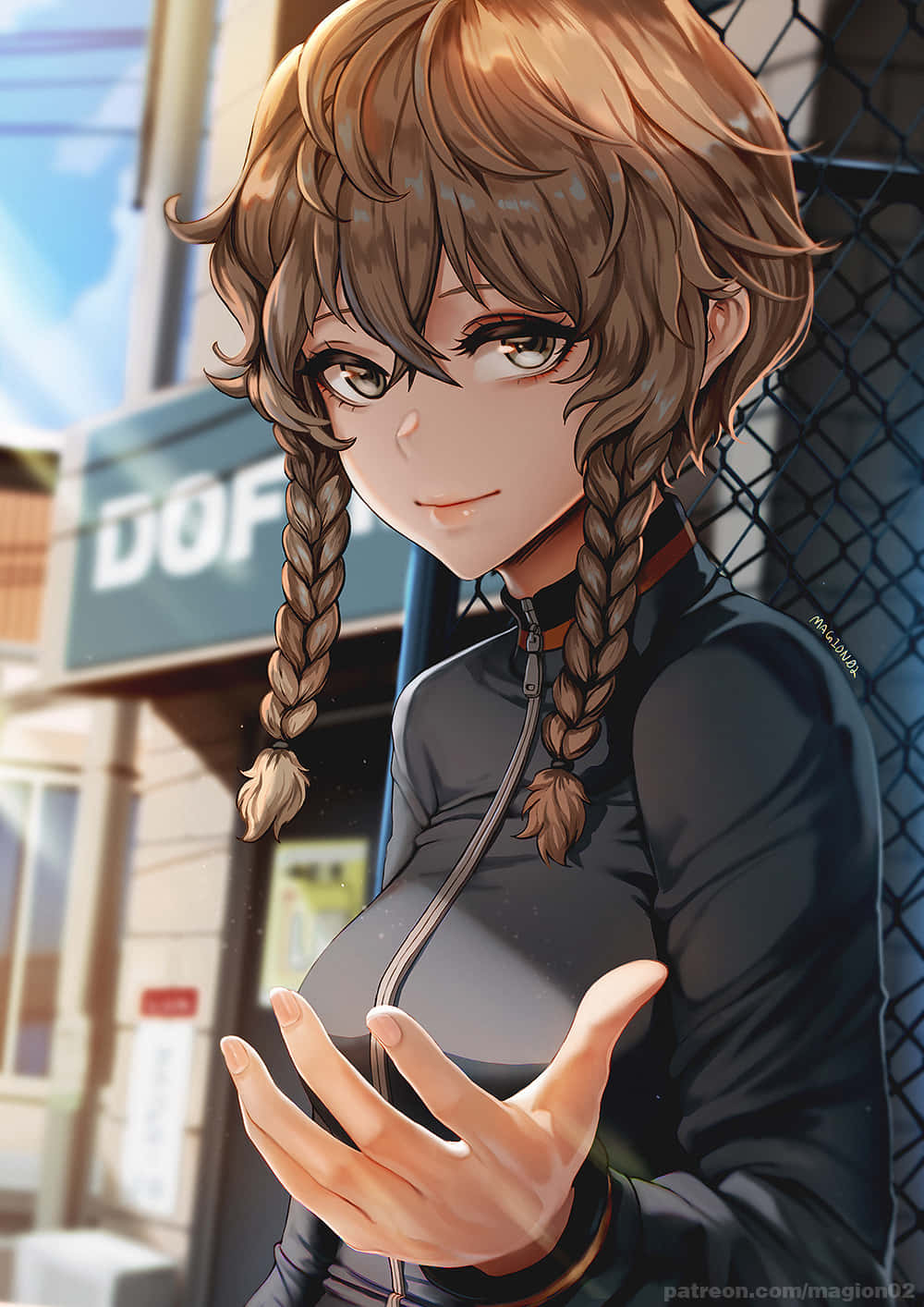 Suzuha Amane 桌布 壁紙 — 一位開朗的動漫女孩，棕色辮子頭髮，在戶外鐵絲網圍欄附近微笑站立。