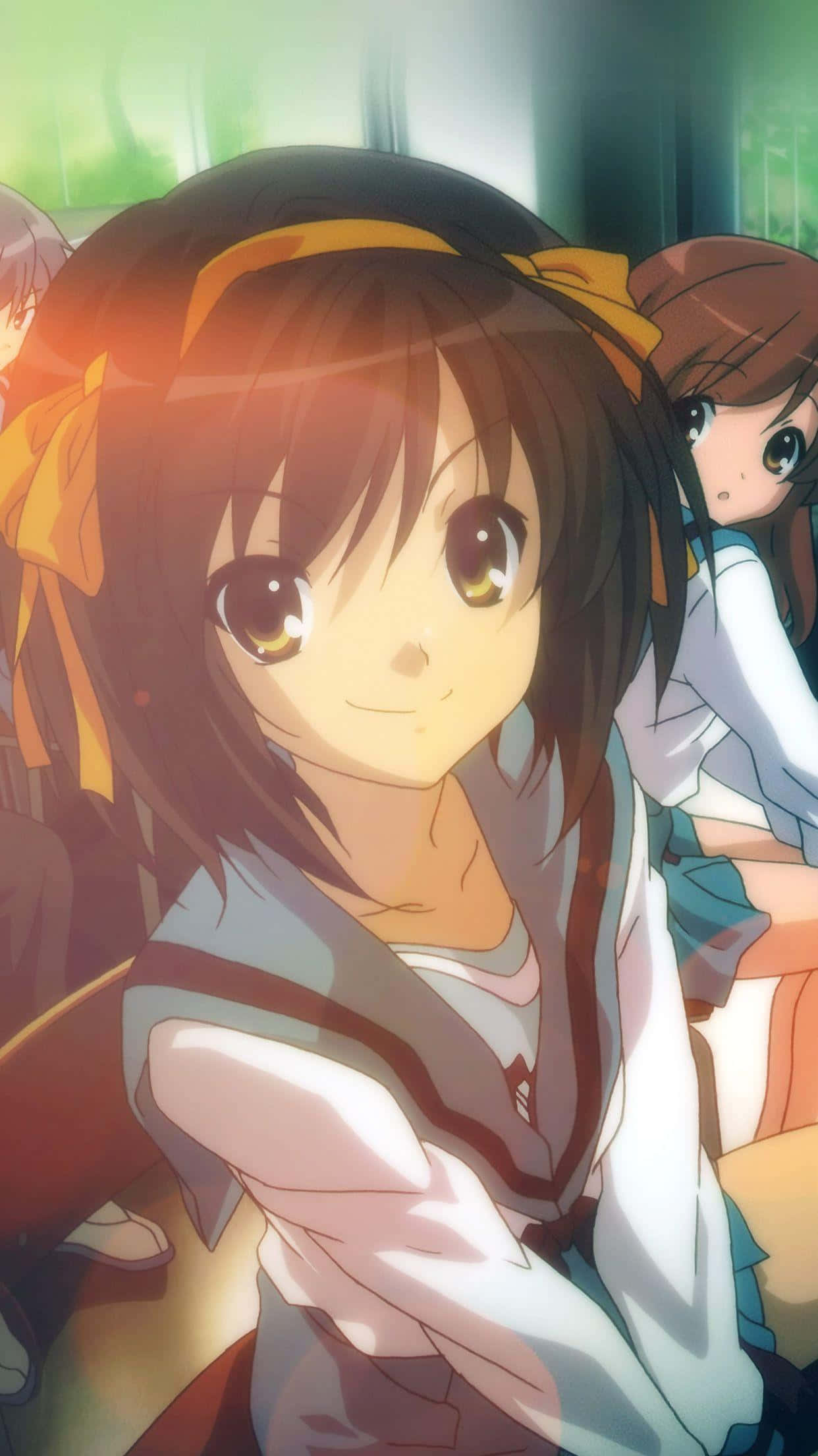The Melancholy Of Haruhi Suzumiya 桌布 壁紙 — 一位開朗的動漫女孩，棕色頭髮和黃色蝴蝶結，在陽光明媚的教室裡溫暖地微笑。