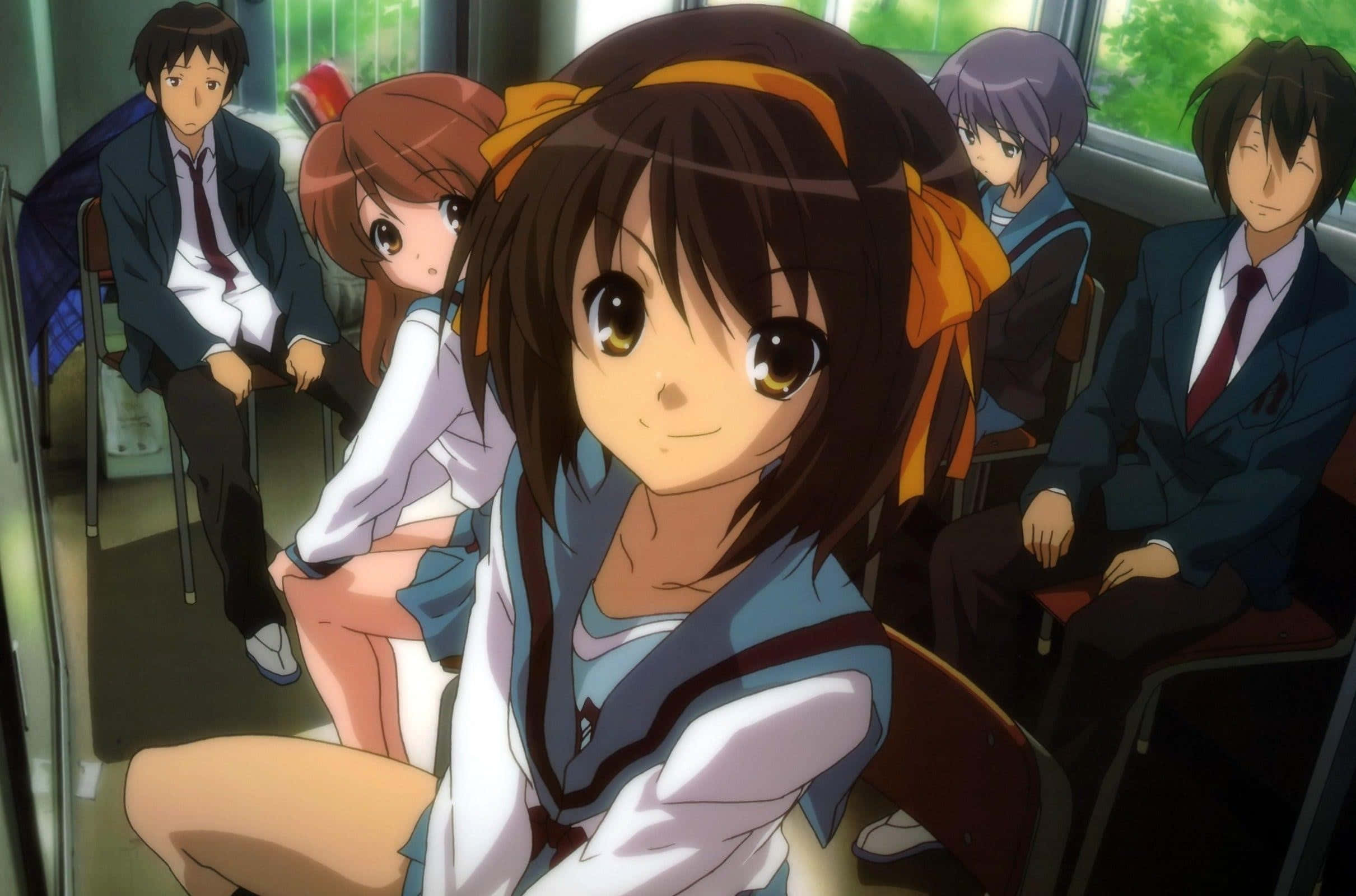 Haruhi Suzumiya 桌布 壁紙 — 一位開朗的動漫女孩，棕色頭髮和黃色眼睛，與穿著校服的同學一起坐在火車上，對著觀眾微笑。