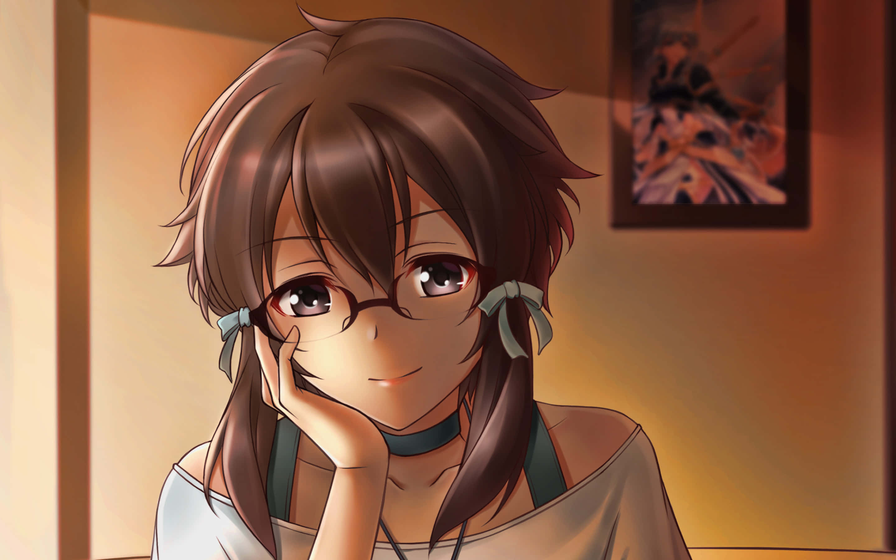 Shino Asada 桌布 壁紙 — 一位開朗的動漫女孩，棕色頭髮戴眼鏡，在溫暖照明的房間裡用手托著下巴。