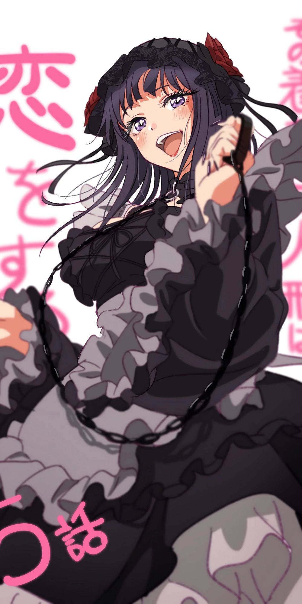My Dress Up Darling Marin Cosplay 壁紙 — 一位開朗的動漫女孩，深色頭髮和紫色眼睛，在粉紅色日文文字背景上以動態姿勢揮舞著鎖鏈。
