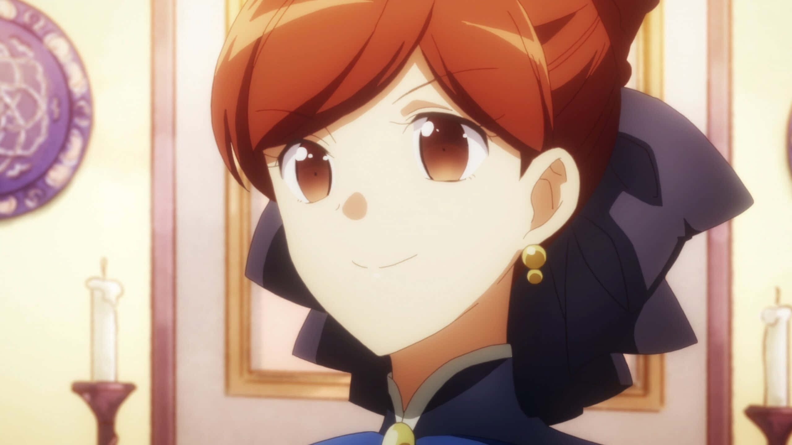 My Next Life As A Villainess All Routes Lead To Doom 桌布 壁紙 — 一位開朗的動漫女孩，紅髮，深色荷葉邊領，在一個溫暖明亮的房間裡微笑，房間裡有燭台和裱框藝術品。