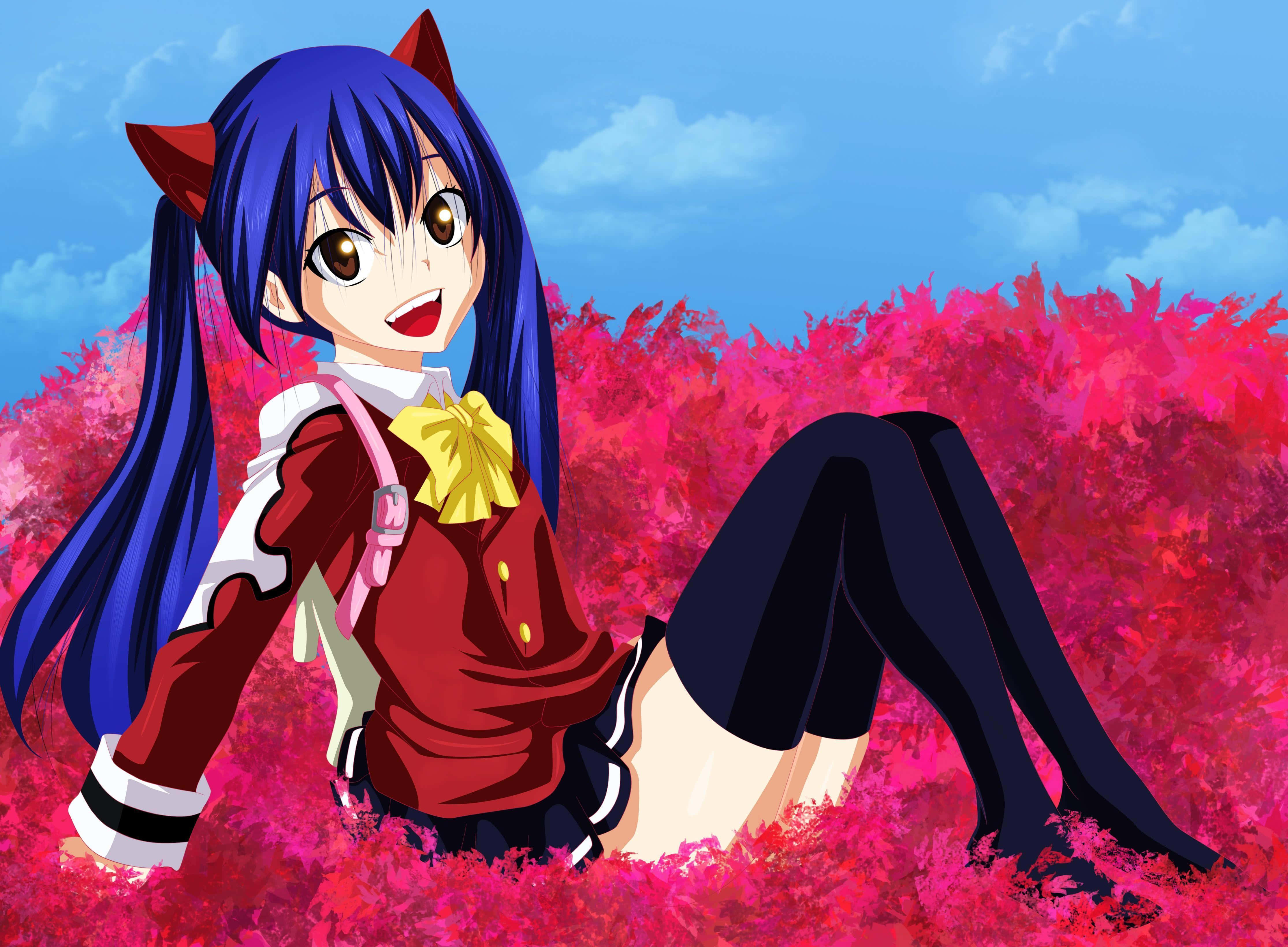 Wendy Marvell 桌布 壁紙 — 一位開朗的動漫女孩，藍色頭髮和紅色貓耳，在晴朗的藍天下躺在一片鮮豔的粉紅色花田中。