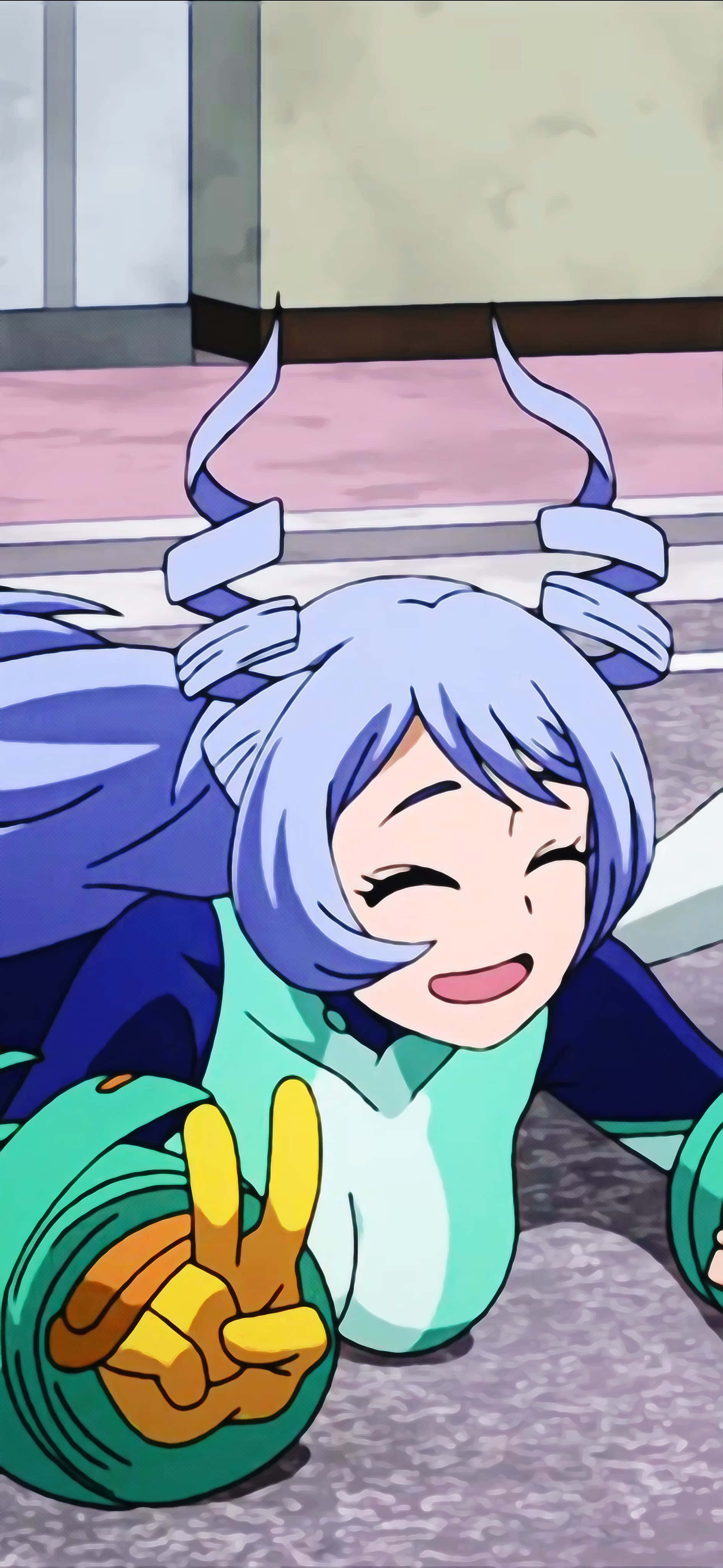 Nejire Hado 桌布 壁紙 — 一位開朗的動漫女孩，藍色頭髮和角狀飾品，面帶燦爛笑容比出和平手勢。