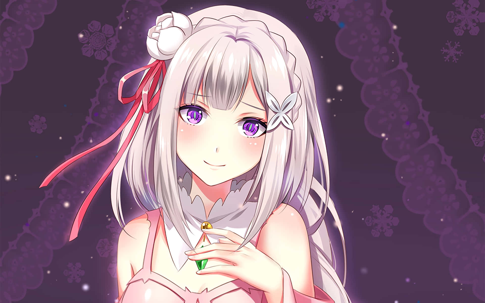 Re Zero Emilia 桌布 壁紙 — 一位開朗的動漫女孩，銀色頭髮和紫色眼睛，微笑著手持綠色寶石，背景是閃爍的紫色花卉。