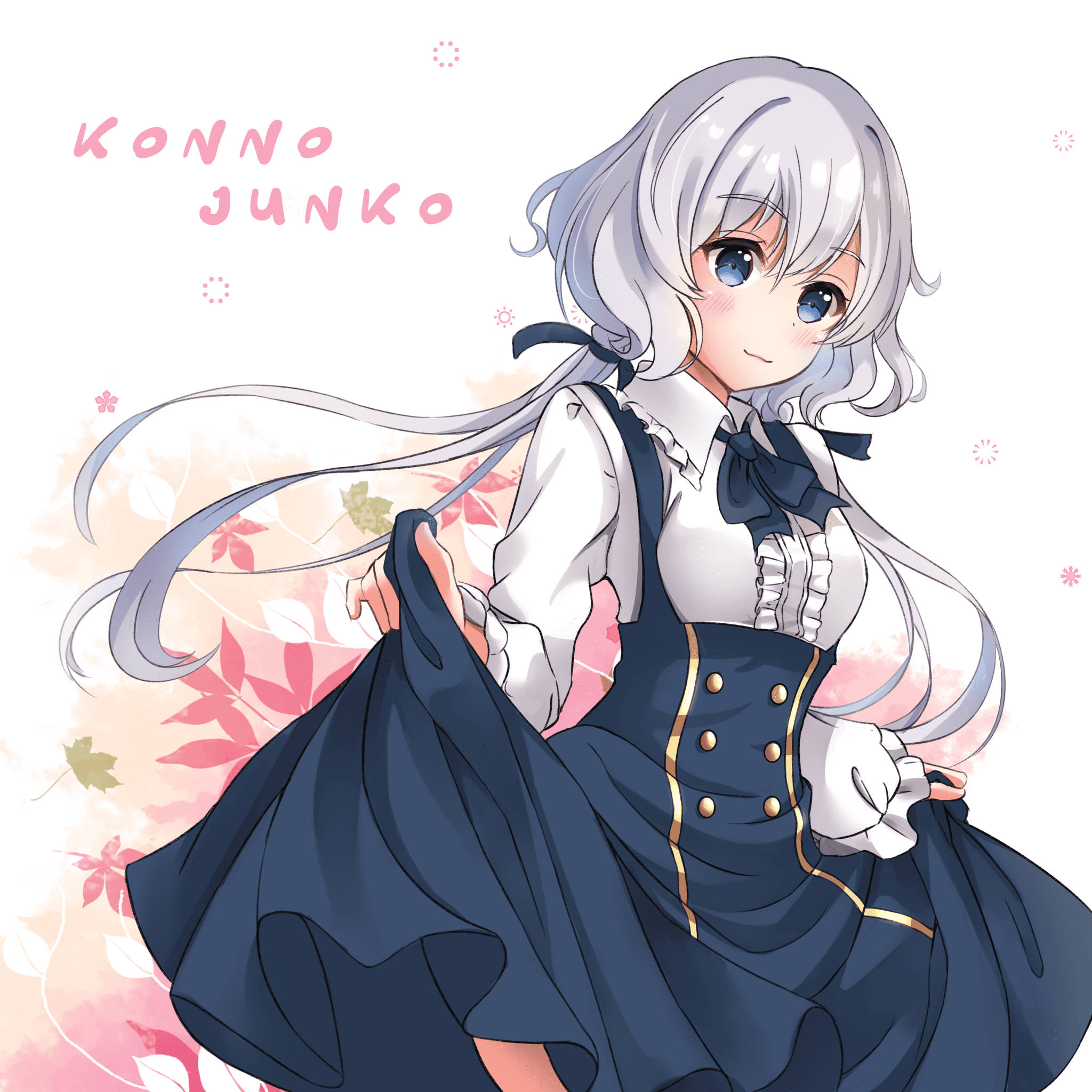 Zombie Land Saga Konno Junko 壁紙 — 一位開朗的動漫女孩，銀色頭髮和藍色眼睛，微笑著拿著她的海軍藍連衣裙，背景是柔和的粉紅色花卉圖案。