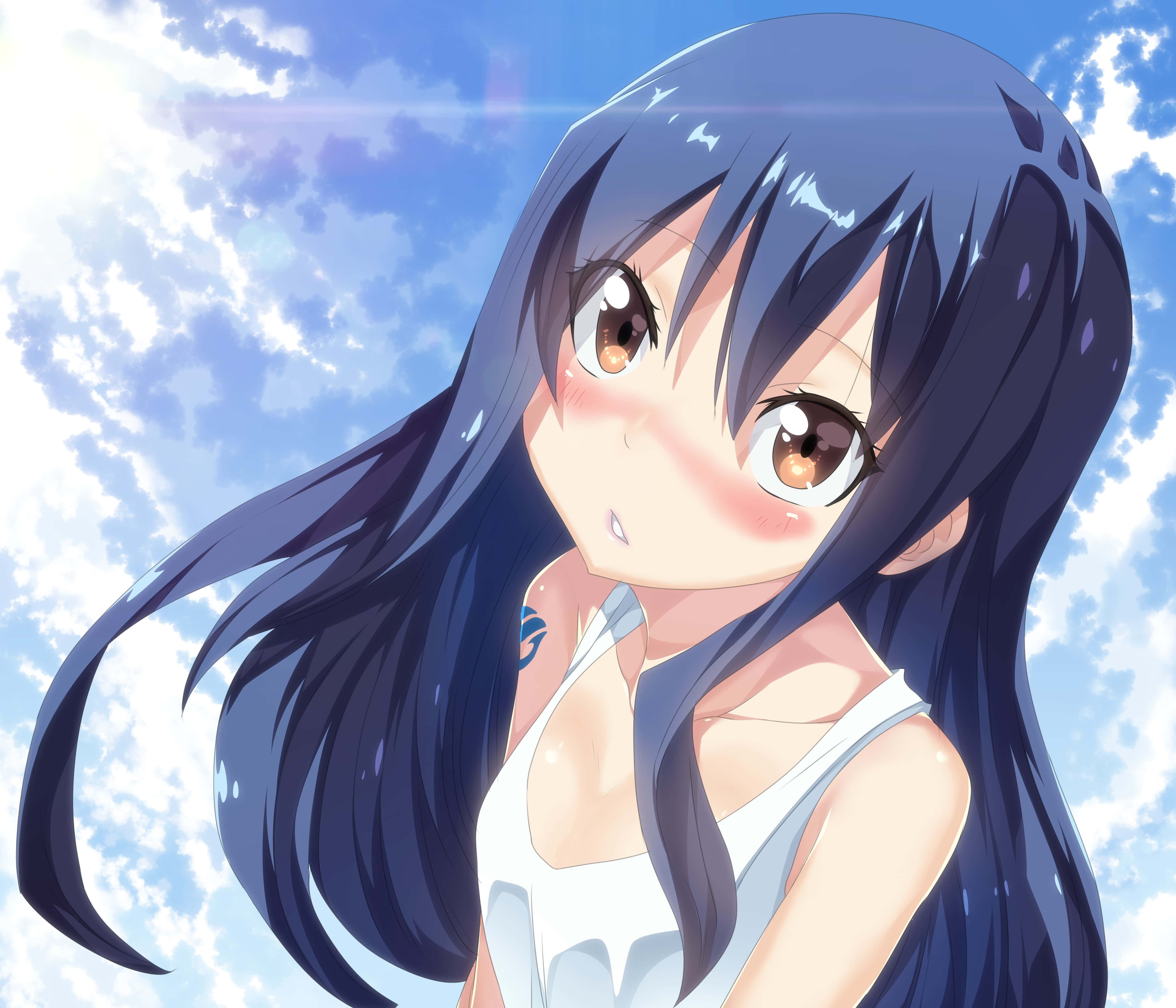 Wendy Marvell 桌布 壁紙 — 一位開朗的動漫女孩，長著深藍色長髮和棕色眼睛，在藍天白雲下溫柔微笑。