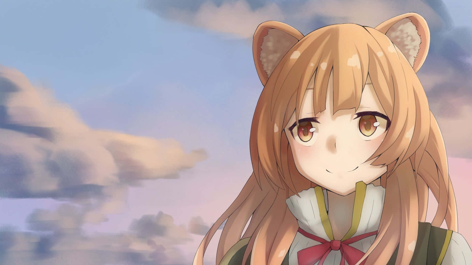 The Rising Of The Shield Hero 桌布 壁紙 — 一位開朗的動漫女孩，長著貓耳朵和一頭金色長髮，在柔和的粉彩天空和 fluffy 雲朵下溫柔地微笑。