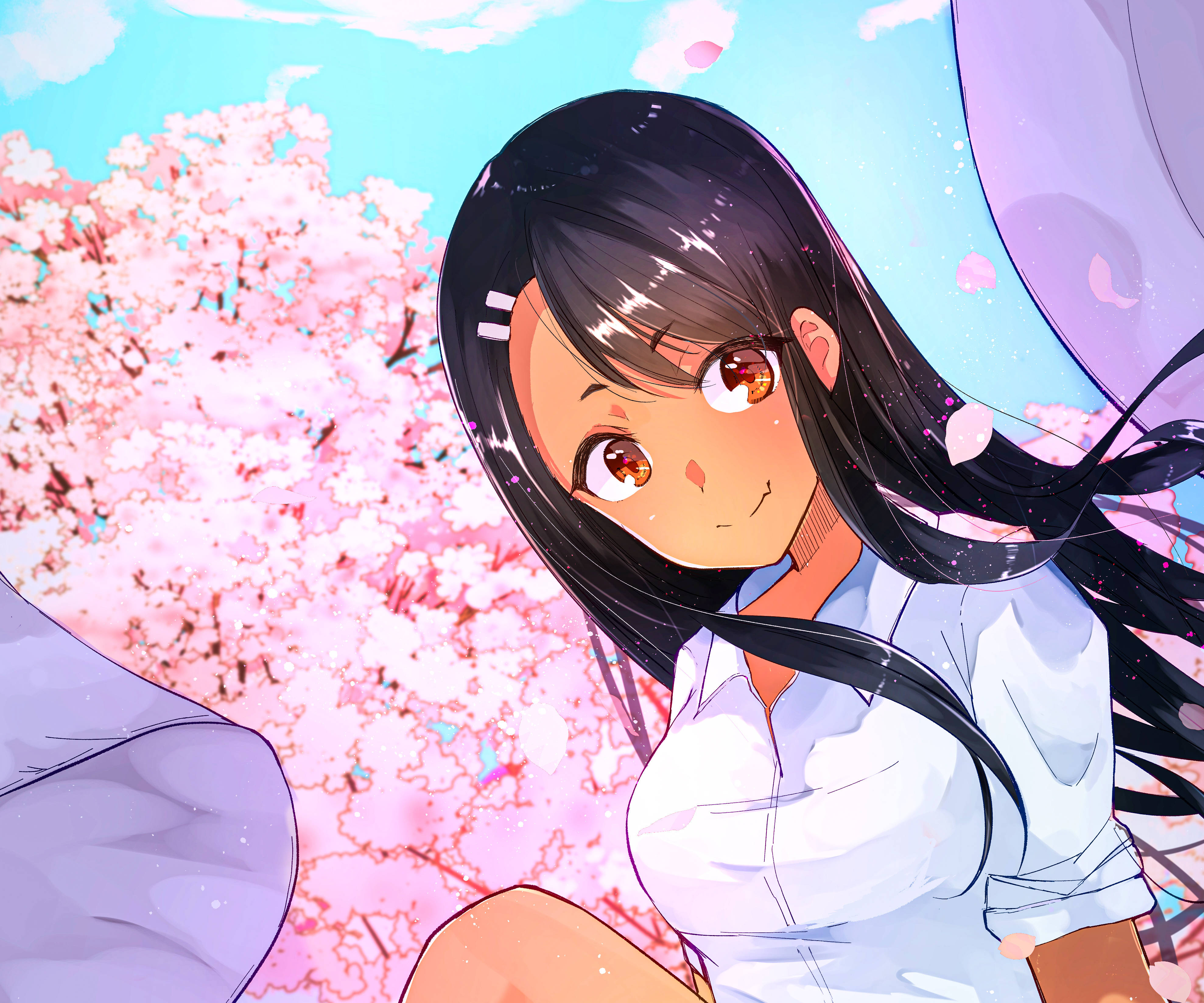 Nagatoro 桌布 壁紙 — 一位開朗的動漫女孩，長著黑色長髮和琥珀色眼睛，在明亮的藍天下，在粉紅色的櫻花紛飛中溫柔地微笑。