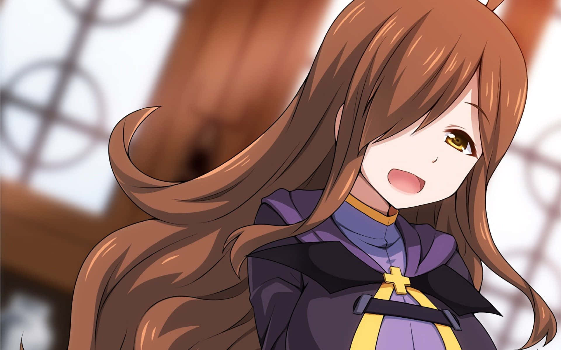 Konosuba God's Blessing On This Wonderful World 桌布 壁紙 — 一位開朗的動漫女孩，長長的棕色頭髮和金色眼睛，穿著紫色和黃色的服裝，溫暖地微笑。