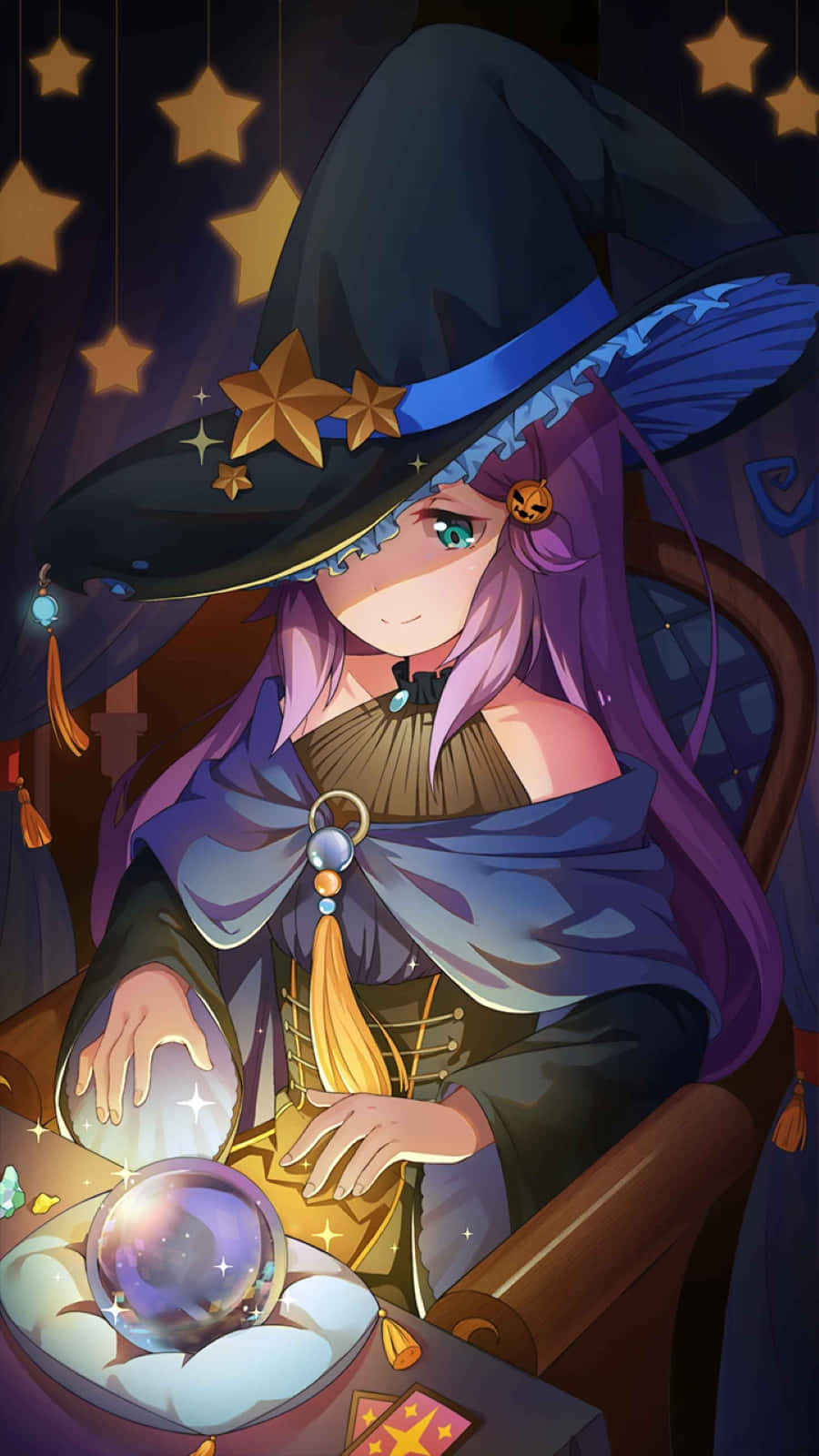 Anastasia Hoshin 桌布 壁紙 — 一位開朗的動漫女巫，紫色頭髮，戴著星星裝飾的帽子，在懸掛的金色星星下凝視著發光的水晶球。