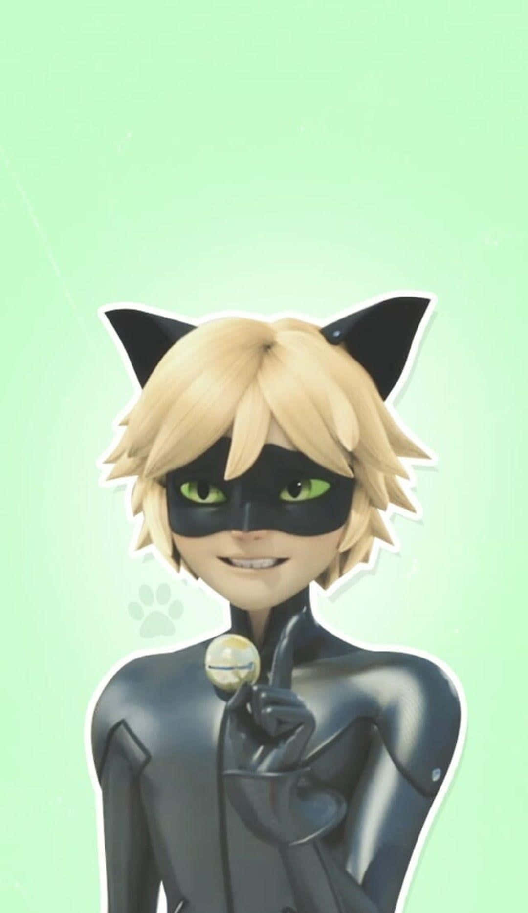 Ladybug And Cat Noir 桌布 壁紙 — 一位開朗的動漫貓英雄，金髮綠眼，在柔和的薄荷色背景前微笑著手持發光球體。
