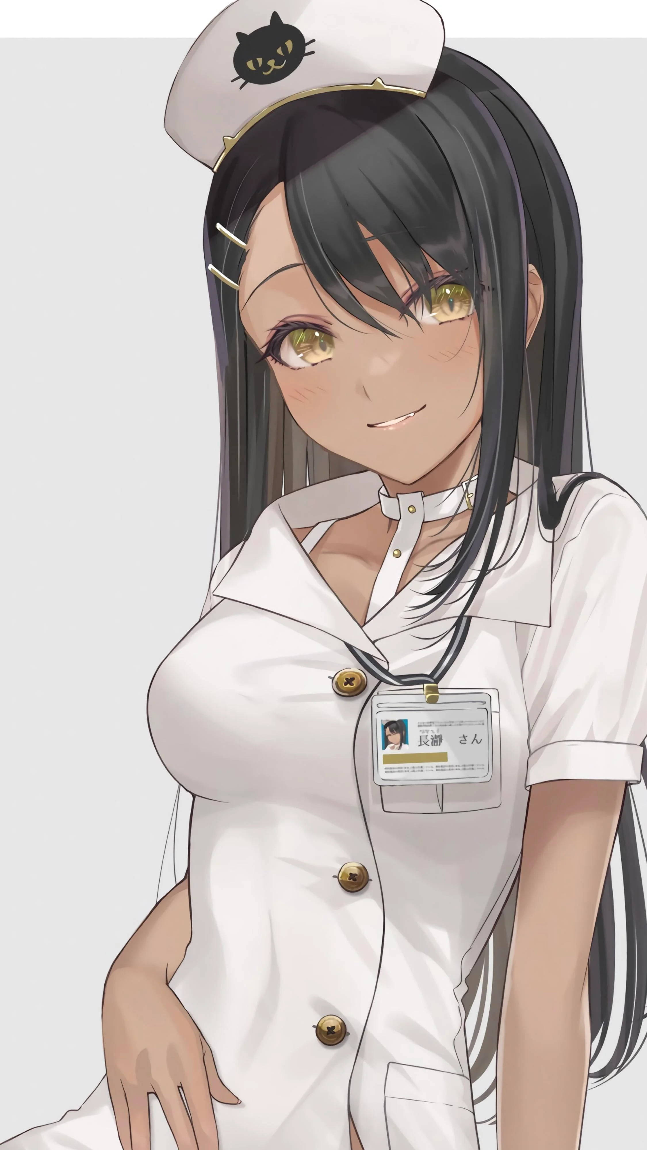 Nagatoro 桌布 壁紙 — 一位開朗的動畫護士，長著黑色長髮和金色眼睛，穿著白色制服和貓咪主題帽子微笑。