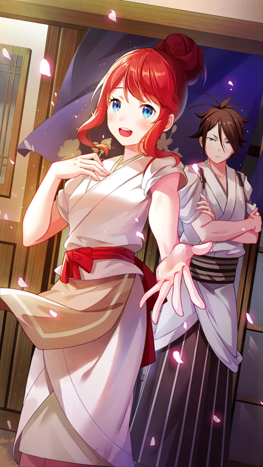 Wilhelm Van Astrea 桌布 壁紙 — 一位開朗的紅髮動漫女孩穿著白色和服配紅色腰帶，溫暖地微笑，粉紅色的櫻花飄落在她周圍，一個穿著灰色和服的男孩雙手交叉站在她身後。