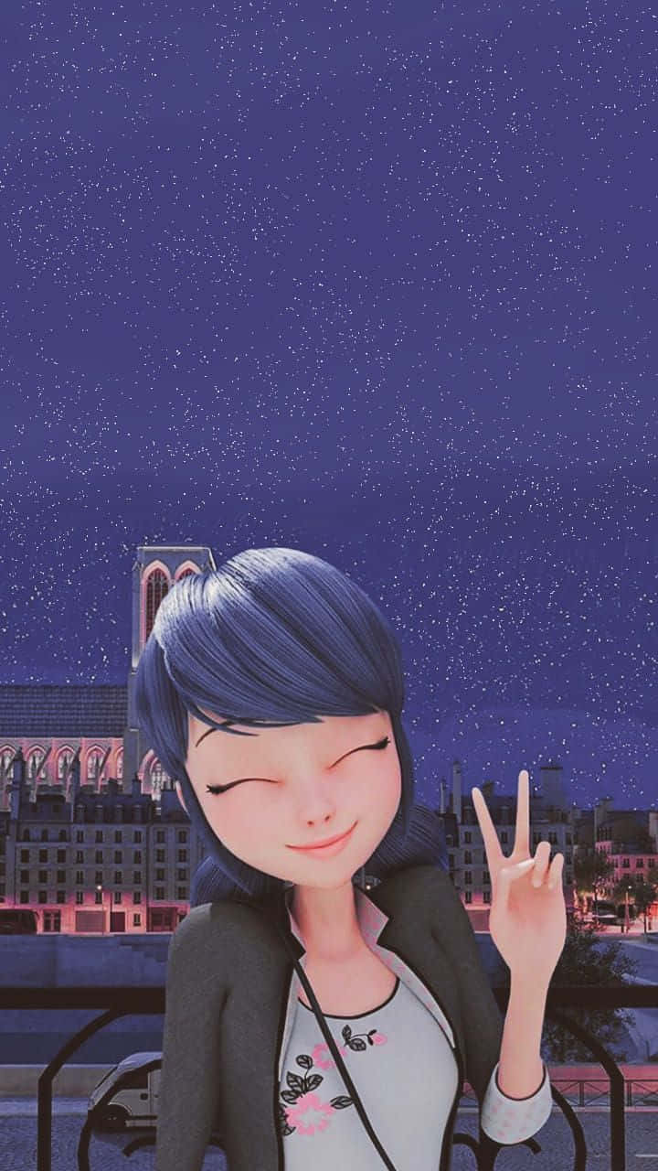 Marinette 桌布 壁紙 — 一位開朗的藍髮動漫女孩微笑著，在巴黎城市景觀上方的星空下比出和平手勢。